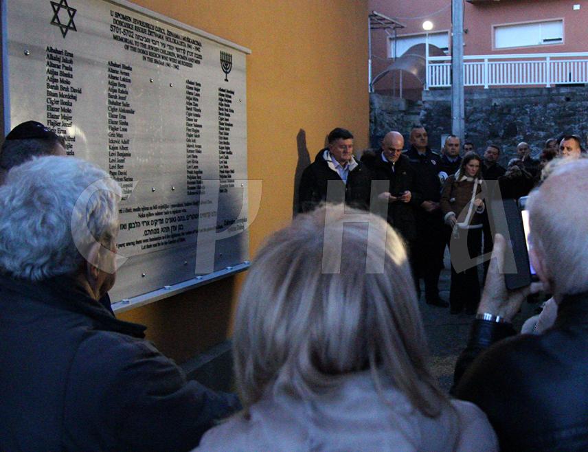 ДОБОЈ, 27. ЈАНУАРА /СРНА/ - У Јеврејском културном центру у Добоју данас је молитвама за жртве Холокауста и фашистичког и нацистичког терора обиљежен Међународни дан сјећања на жртве Холокауста.