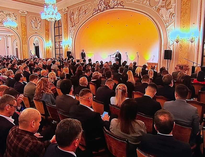 БЕОГРАД, 27. ЈАНУАРА /СРНА/ - Његова светост патријарх српски Порфирије изјавио је вечерас на Светосавској академији у Београду да се из животног пута Светог Саве могу извући поуке и примијенити у данашњим околностима - да најприје завађена и подијељена браћа треба да се помире и да српски народ остане јединствен.