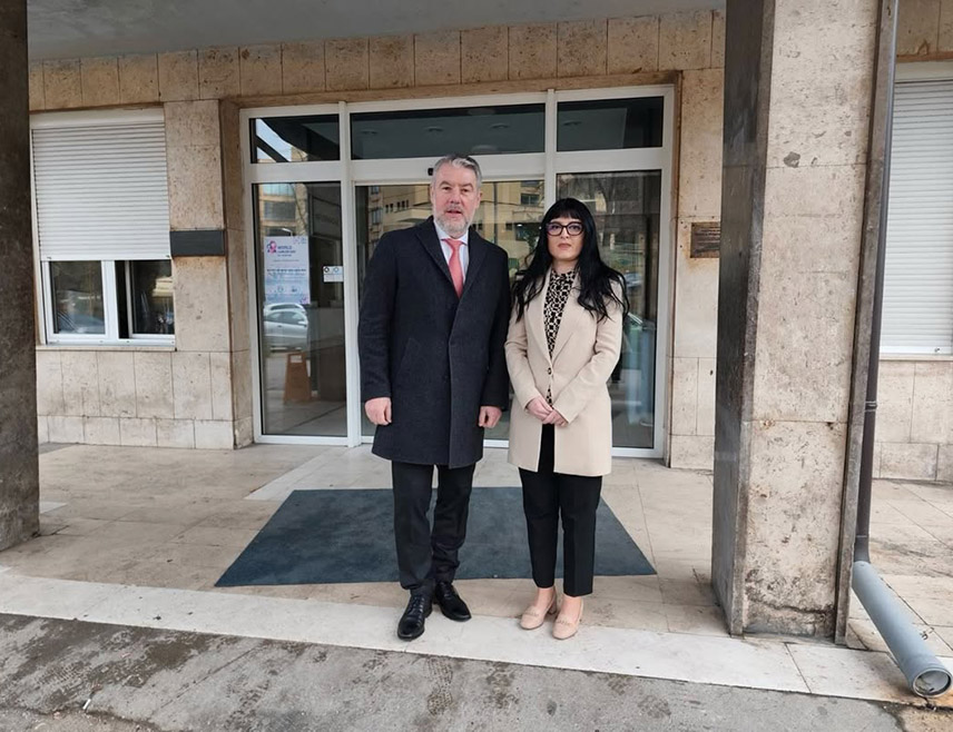 ТУЗЛА, 28. ЈАНУАРА /СРНА/ - Министри здравља и социјалне заштите, те породице, омладине и спорта Републике Српске Ален Шеранић и Ирена Игњатовић посјетили су данас младића Стефана Вукшића из Приједора који се налази на лијечењу у УКЦ у Тузли након навијачког напада који се догодио у близини тузланског аеродрома.