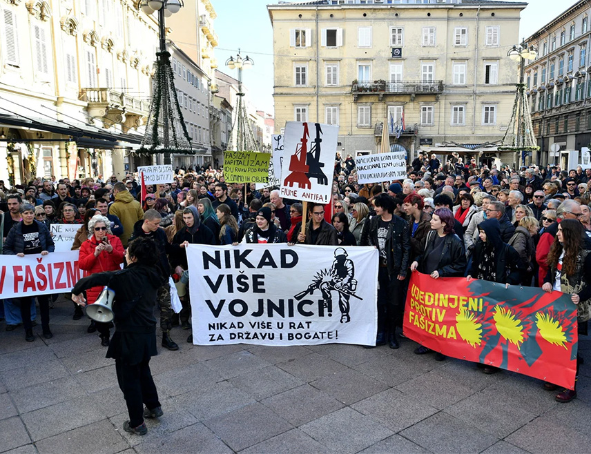 РИЈЕКА, 28. ЈАНУАРА /СРНА/ - Шесторица мушкараца новчано су кажњена од три до четири хиљаде евра због величања усташке НДХ и узвикивања поздрава "За дом спремни" на протесту "Уједињени против фашизма" у Ријеци.