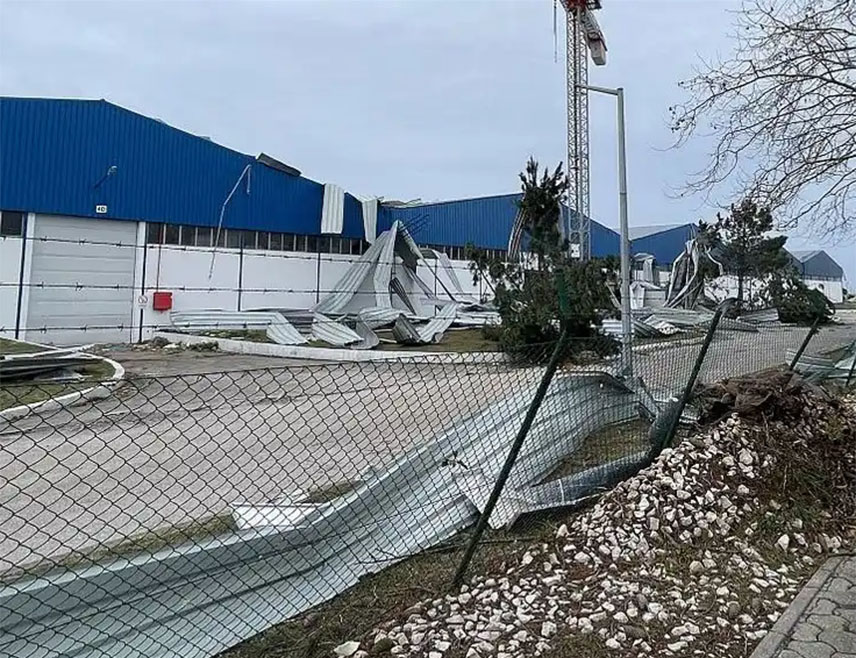 ЛИСАБОН, 29. ЈАНУАРА /СРНА/ – Најмање петоро људи погинуло је након што је олуја "Кристин" захватила централне и сјеверне дијелове Португалије, изазвавши поплаве, клизишта и велику материјалну штету, саопштила је португалска Агенција за цивилну заштиту /АНЕПЦ/.