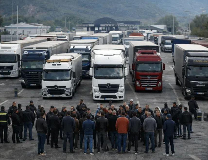 ПОДГОРИЦА, 29. ЈАНУАРА /СРНА/ - Удружење превозника Црне Горе одлучило је данас да прекине блокаде граничних прелаза и у Луци Бар.