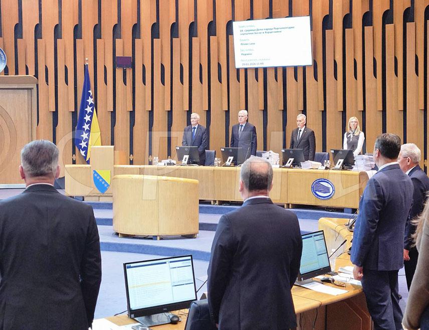САРАЈЕВО, 29. ЈАНУАРА /СРНА/ - Замјеник предсједавајућег Дома народа Парламентарне скупштине БиХ Драган Човић изјавио је да би требало извршити притисак на ОХР да повуче наметнути Закон о забрани управљања "државном имовином" да би се обезбиједило да привреда у БиХ ради нормално.