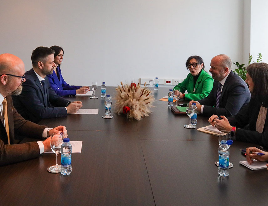 САРАЈЕВО, 29. ЈАНУАРА /СРНА/ - Макроекономска стабилност БиХ остаје кључна за привлачење америчких инвестиција које би створиле нове пословне прилике на обострану корист, констатовано је током сусрета министра финансија у Савјету министара Срђана Амиџића и отправника послова Амбасаде САД Џона Гинкела.