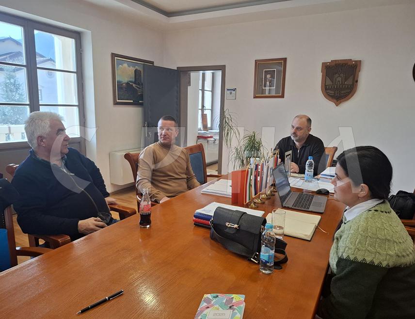 ВИШЕГРАД, 29. ЈАНУАРА /СРНА/ - Начелник општине Вишеград Младен Ђуревић и предсједник општине Сопот Живорад Милосављевић договорили су културну сарадњу кроз заједничке активности културно-умјетничких друштава и хора.