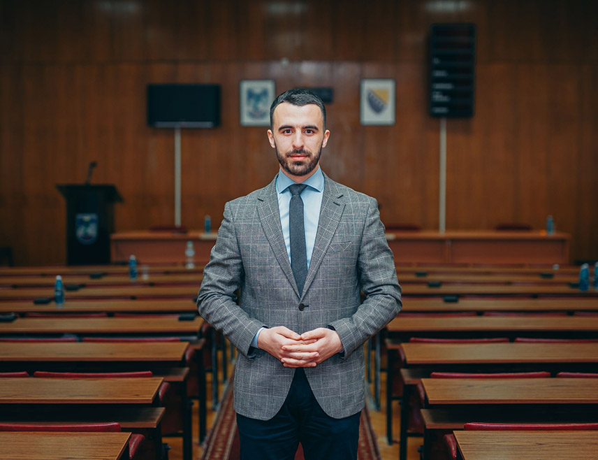 БОСАНСКИ ПЕТРОВАЦ, 29. ЈАНУАРА /СРНА/ - Поступак хармонизације у ФБиХ не смије бити изговор за административно преписивање имовине нити средство за трајно брисање власничких права оних који су били приморани да напусте огњишта, изјавио је Срни предсједик Општинског одбора СНСД-а Босански Перовац Немања Давидовић.