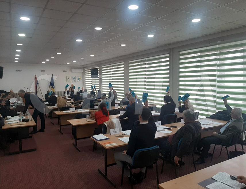 ФОЧА, 29. ЈАНУАРА /СРНА/ - Скупштина општине Фоча усвојила је данас једногласно одлуку о покретању поступка за стицање статуса града, што укључује израду елабората којим ће ова локална заједница од надлежних републичких институција затражити виши административни статус.