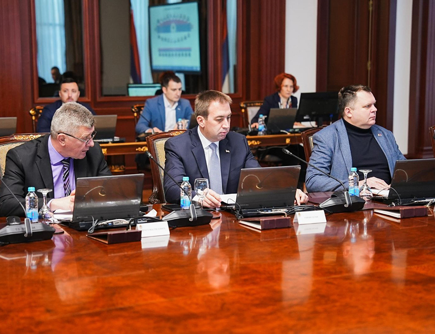 БАЊАЛУКА, 29. ЈАНУАРА /СРНА/ - Влада Републике Српске утврдила је данас Стратегију безбједности саобраћаја за период од 2026. до 2035. године у којој се као стратешки циљеви наводе смањење броја погинулих и повријеђених, као и да просјечна старост возила буде испод 15 година.