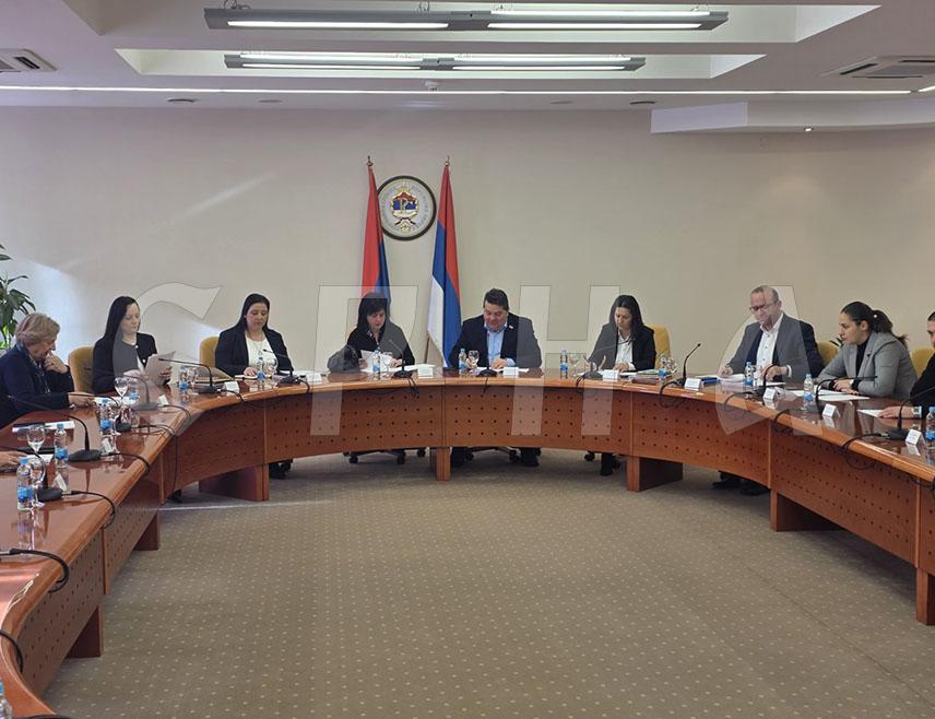 БАЊАЛУКА, 29. ЈАНУАРА /СРНА/ - Заједничка комисија Народне скупштине и Вијећа народа Републике Српске није постигла сагласност о Закону о измјени Закона о стварним правима, због чега ће овај акт ће бити упућен Вијећу за заштиту виталног интереса Уставног суда Републике Српске на разматрање и доношење коначне одлуке.