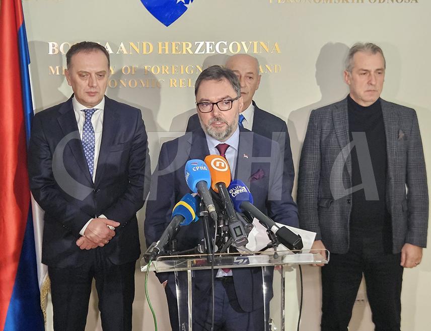 САРАЈЕВО, 29. ЈАНУАРА /СРНА/ - Министар спољне трговине и економских односа у Савјету министара Сташа Кошарац изјавио је да одлука Србије о привременом ограничавању увоза појединих производа од гвожђа и челика из БиХ представља посљедицу увођења обрачунавања Механизма прекограничног усклађивања цијене угљеника /ЦБАМ/ за земље западног Балкана, те навео да и БиХ разматра могућност да примјени сличну мјеру.