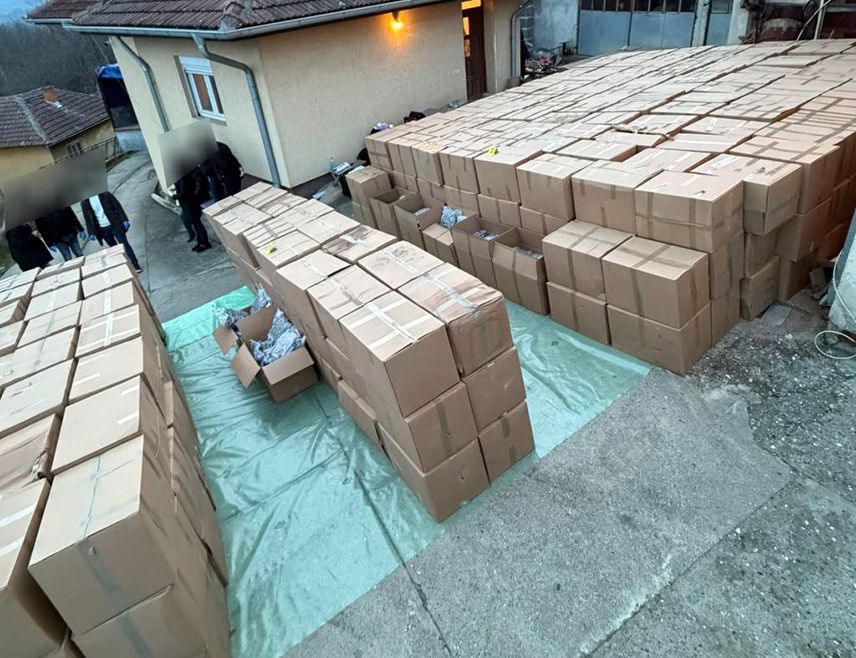 БЕОГРАД, 29. ЈАНУАРА /СРНА/ - Министар унутрашњих послова Србије Ивица Дачић рекао је да су у акцији пљенидбе пет тона марихуане код Крушевца ухапшене двије особе, док се и даље трага за трећом за коју се сумња да је главни организатор.