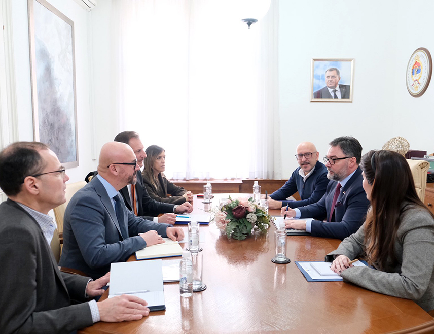 САРАЈЕВО, 29. ЈАНУАРА /СРНА/ - Министар спољне трговине и економских односа у Савјету министара Сташа Кошарац обавијестио је данас делегацију Инвестиционо-развојне банке /ИРБ/ Републике Српске да је Зелени климатски фонд /ГЦФ/ дао сагласност за процес акредитовања ИРБ-а као јединице за спровођење пројеката овог фонда.