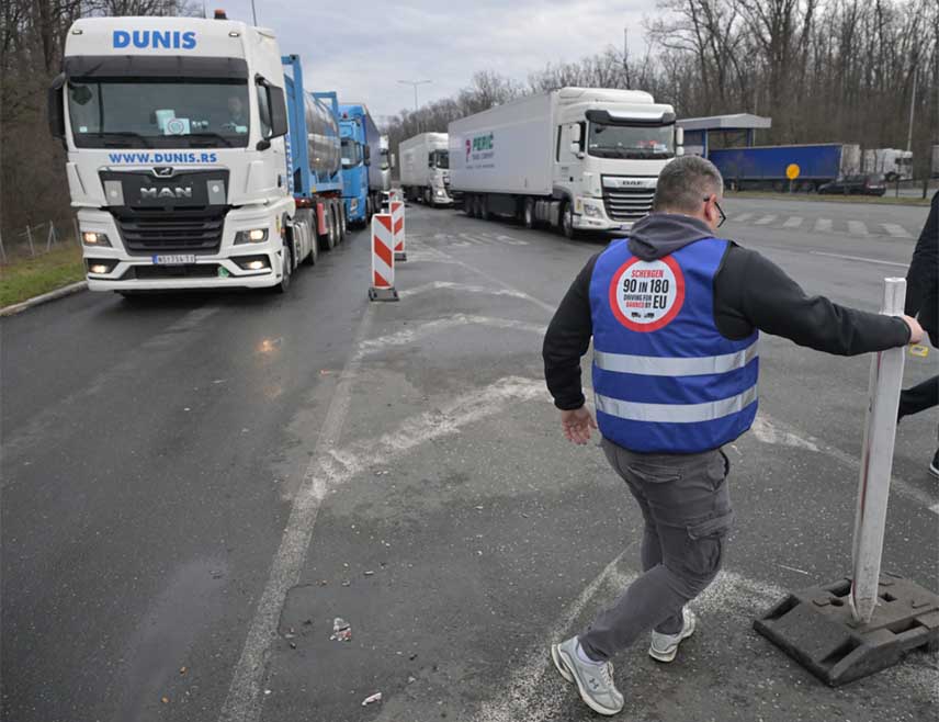 БЕОГРАД, 30. ЈАНУАРА /СРНА/ - Већина теретних терминала јутрос је блокирана на улазу и излазу из Србије.