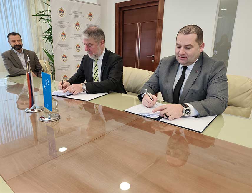 БАЊАЛУКА, 30. ЈАНУАРА /СРНА/ - Министар здравља и социјалне заштите Републике Српске Ален Шеранић и директор Републичке управе за геодетске и имовинско-правне послове /РУГИПП/ Драган Станковић потписали су данас Протокол о начину приступа подацима РУГИПП-а на основу којег ће Министарство имати увид у ажурне податке о непокретностима које су уписане на Српску.