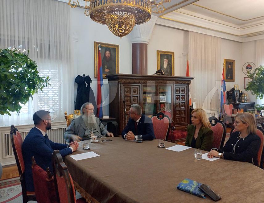 БИЈЕЉИНА, 30. ЈАНУАРА /СРНА/ - Његово високопреосвештенство митрополит зворничко-тузлански Фотије благословио је рад новог министра рада и борачко-инвалидске заштите Радана Остојића, Владе и цијелу Републику Српску, истичући потребу да Црква и државне институције уједињени раде на добробит српског народа у сваком смислу.