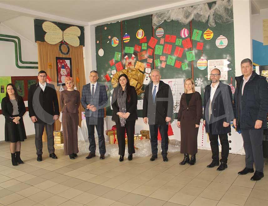 СРБАЦ, 30. ЈАНУАРА /СРНА/ - Министар просвјете и културе Боривоје Голубовић рекао је Центар средњих школа "Петар Кочић" у Српцу свијетли примјер и да ће савремени ЦНЦ центар и кабинет мехатронике, вриједности 600.000 евра, унаприједити знање ученика у области машинства.