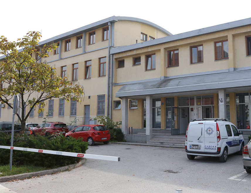 ИСТОЧНО САРАЈЕВО, 30. ЈАНУАРА /СРНА/ - Окружни суд у Источном Сарајеву одредио је једномјесечни притвор жени М. А. са Сокоца која је покушала ножем да убије мужа.