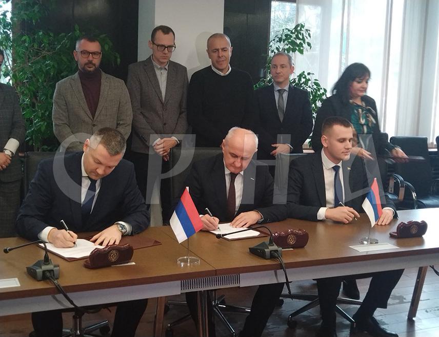 BANJA LUKA, JANUARY 31 /SRNA/ – A contract shifting the concession rights for coal exploitation at the East Two deposit from the Comsar Energy company to the Mine and Thermal Power Plant /RiTE/ "Ugljevik" was signed today in Ugljevik.