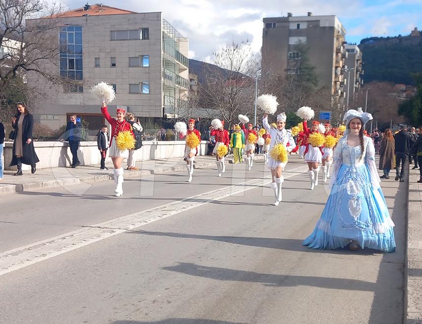 TРЕБИЊЕ, 31. ЈАНУАРА /СРНА/ - Дефилеом мажореткиња и тромбоњера улицама Требиња, уз пратњу херцегновске градске музике, данас је промовисан "Празник мимозе", једна од најпрепознатљивијих туристичко-културних манифестација у региону, која ће бити одржана у Херцег Новом од 13. до 28. фебруара.