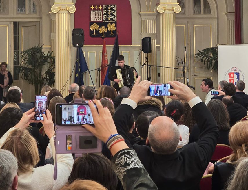 БИЈЕЉИНА, 1. ФЕБРУАРА /СРНА/ - Млади виртуоз на хармоници из Бијељине Ђорђе Перић наступио је на Светосавској академији у Паризу, гдје је оставио снажан утисак на публику и дао посебан умјетнички печат вечери посвећеној лику и дјелу Светог Саве.