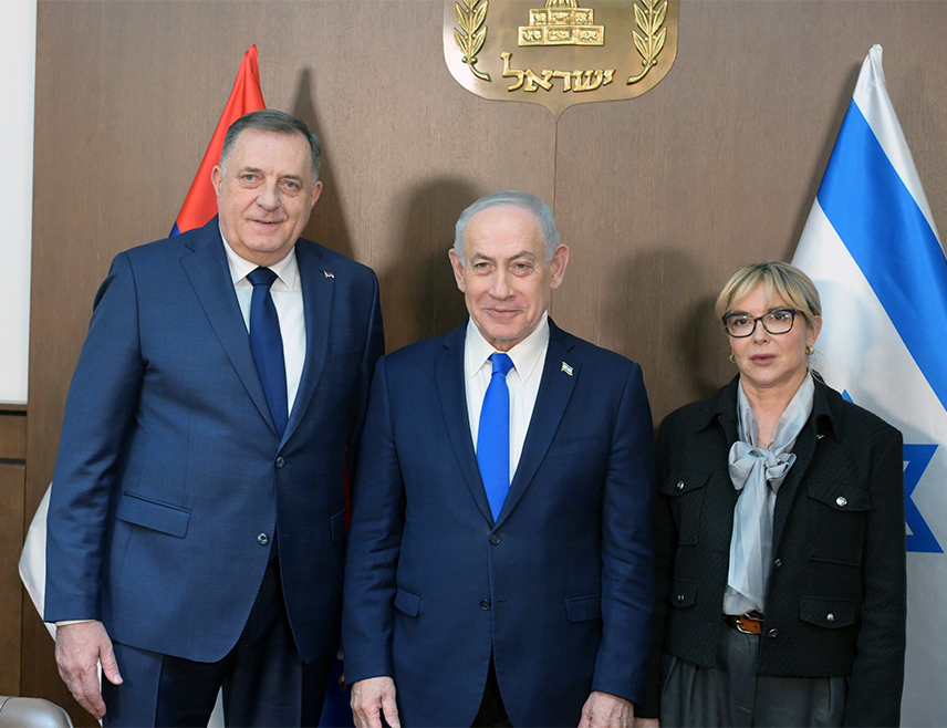 БАЊАЛУКА, 1. ФЕБРУАРА /СРНА/ - Предсједник СНСД-а Милорад Додик истакао је да српски народ треба још снажније да се окупи око Републикe Српскe јер је то њихова домовина и штит.