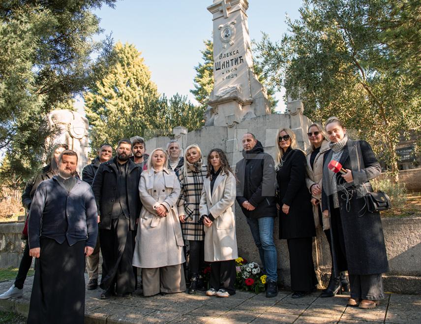 МОСTАР, 1. ФЕБРУАРА /СРНА/ - У Мостару је данас служен помен и положено цвијеће на гроб Алексе Шантића поводом 102 године од смрти овог великог пјесника.