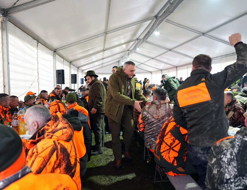 ДОЊИ ЖАБАР, 1. ФЕБРУАРА /СРНА/ - Предсједник Владе Републике Српске Саво Минић присуствовао је данас "Шакалијади" у Човић Пољу код Доњег Жабара која је окупила око 400 ловаца.