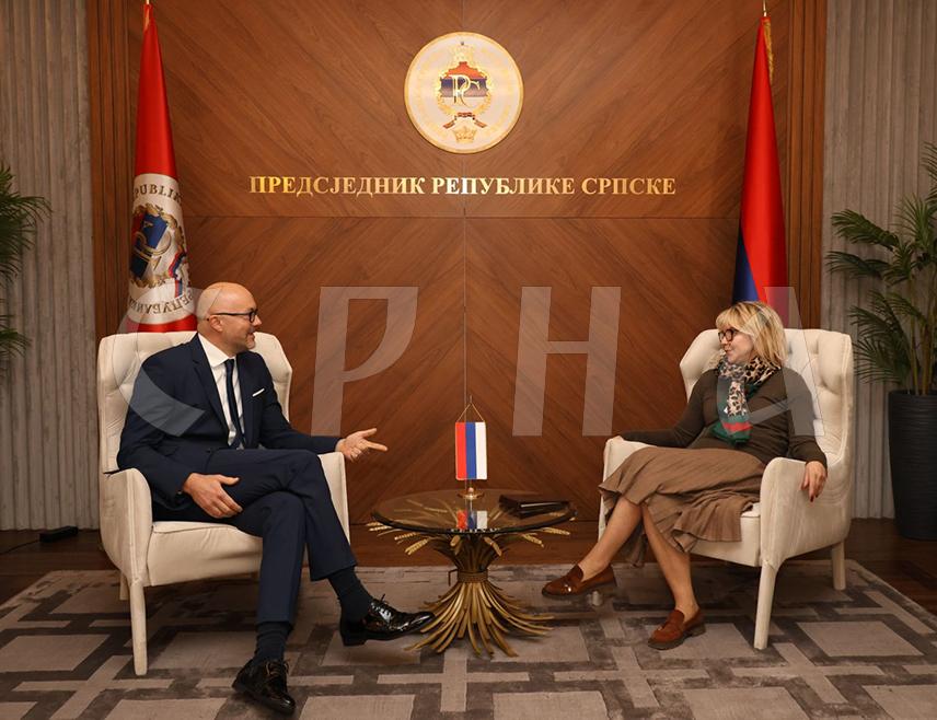 БАЊАЛУКА, 2. ФЕБРУАРА /СРНА/ - Вршилац дужности предсједника Републике Српске Ана Тришић Бабић на данашњем састанку у Бањалуци са амбасадором Словачке у БиХ Романом Хлобеном изразила је пуну опредјељеност институција Српске ка дијалогу, очувању мира и стабилности.