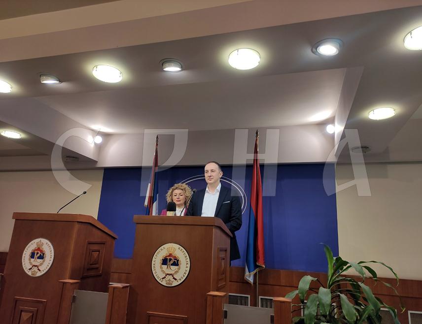 БАЊАЛУКА, 2. ФЕБРУАРА /СРНА/ - Шеф Клуба посланика СДС-а у Народној скупштини Републике Српске Огњен Бодирога позвао је бираче у локалним заједницама Српске гдје ће бити одржани поновљени предсједнички избори да у недјељу, 8. фебруара, изађу на биралишта и гласају за кандидата ове партије Бранка Бланушу.