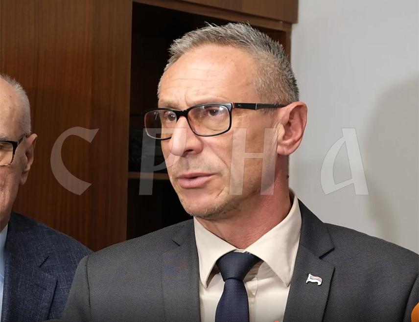 БАЊАЛУКА, 2. ФЕБРУАРА /СРНА/ - Министар рада и борачко-инвалидске заштите Републике Српске Радан Остојић сматра да Суд БиХ намјерно опструише и касни са процесуирањем ратних злочина почињених над Србима у БиХ.