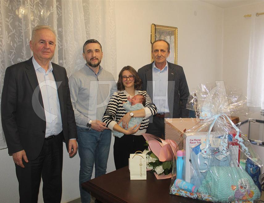 СРБАЦ, 2. ФЕБРУАРА /СРНА/ - Начелник Српца Млађан Драгосављевић данас је породици Марија и Оље Милинковић, чији је син Душан прва беба у општини рођена у овој години, уручио пригодне поклоне укључујући златник, као и једнократну новчану накнаду од 300 КМ за другорођену бебу.