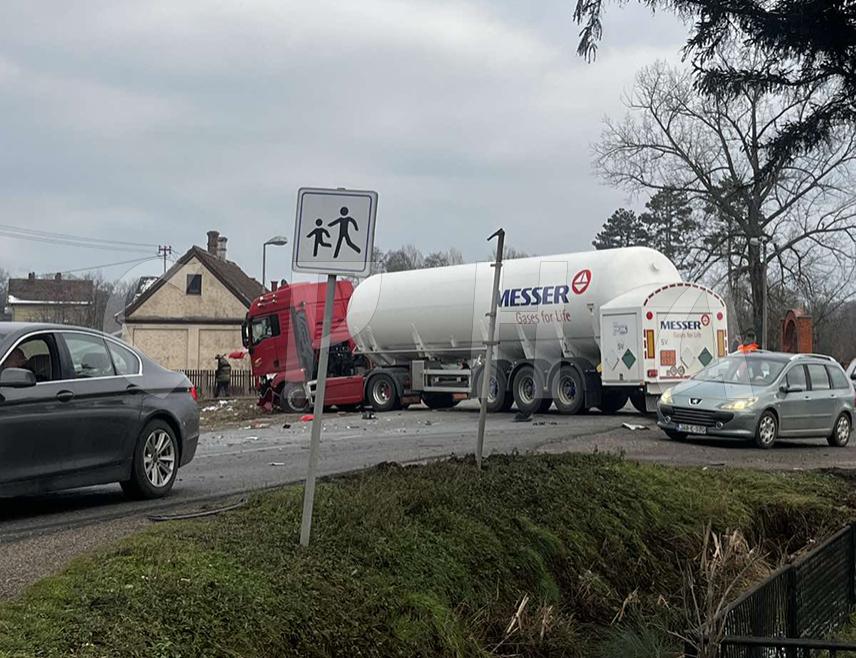 БИЈЕЉИНА, 2. ФЕБРУАРА /СРНА/ - Возач аутомобила "голф" повријеђен је данас у судару са цистерном на магистралном путу Бијељина-Брчко у мјесту Чађавица, речено је Срни у Полицијској управи Бијељина.