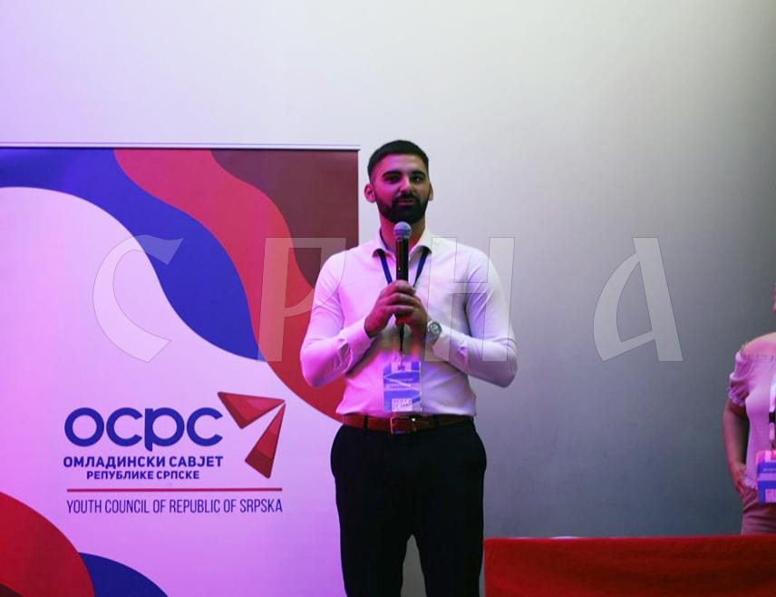 ИСТОЧНО САРАЈЕВО, 3. ФЕБРУАРА /СРНА/ - Теодор Мајмуновић поднио је оставку на функцију потпредсједника Омладинског савјета Републике Српске због, како је навео, немогућности да тај посао обавља у пуном капацитету.