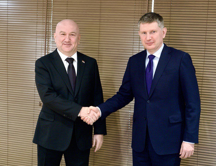 БЕОГРАД, 3. ФЕБРУАРА /СРНА/ - Србија ће ове године добијати руски гас по најбољој цијени и под најповољнијим условима у Европи, рекао је министар без портфеља у Влади Србије задужен за област међународне економске сарадње Ненад Поповић послије сусрета са руским министром економског развоја Максимом Решетњиковом.