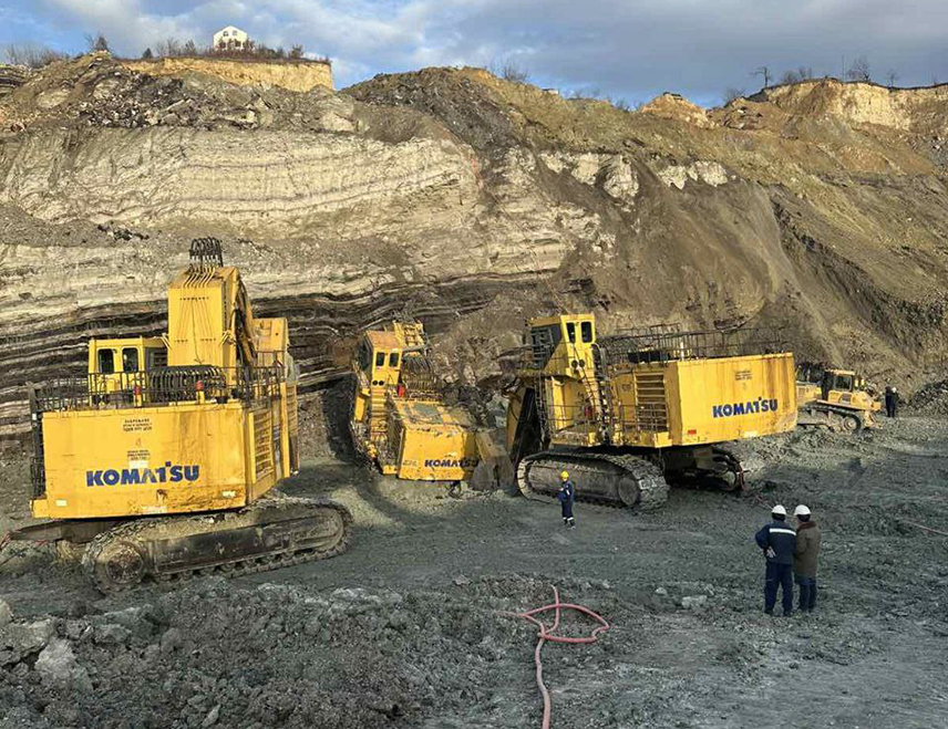 УГЉЕВИК, 3. ФЕБРУАРА /СРНА/ - Радници Рудника и термоелектране /РиТе/ "Угљевик" данас су успјели да врате у првобитни положај багер тежак 270 тона, који се преврнуо на радној локацији усљед дјеловања клизишта.