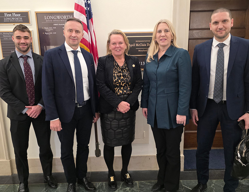 ВАШИНГТОН, 3. ФЕБРУАРА /СРНА/ - Српски члан Предсједништва БиХ Жељка Цвијановић састала се данас у Вашингтону са са чланицом Представничког дома америчког Конгреса из Демократске странке Ејприл Меклејн Дилејн.