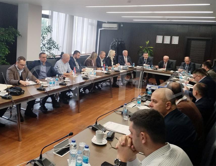 УГЉЕВИК, 4. ФЕБРУАРА /СРНА/ - Министар енергетике и рударства Републике Српске Петар Ђокић истакао је данас у Угљевику да је Влада Републике Српске одлучна да се проблеми становништва, настали усљед рударских радова, рјешавају заједнички и одмах.