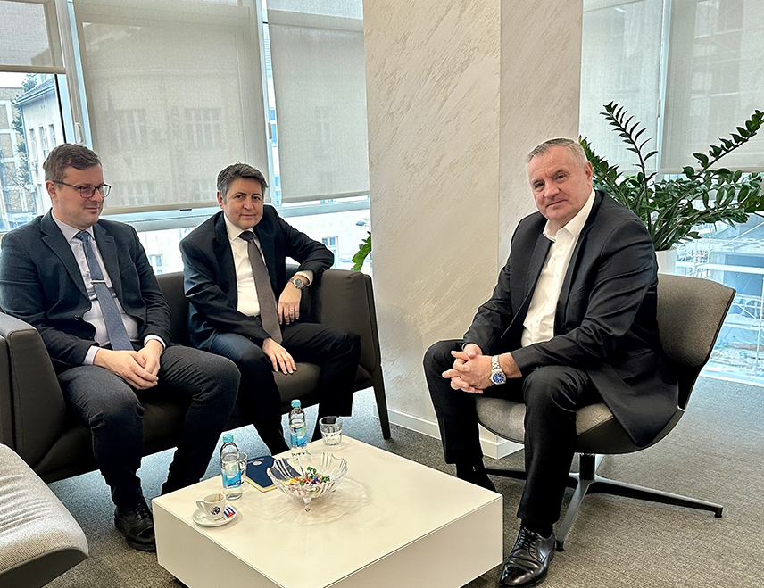 БАЊАЛУКА, 4. ФЕБРУАРА /СРНА/ - Вршилац дужности директора "Аутопутева Републике Српске" Радован Вишковић разговарао је данас са генералним конзулом Турске у Бањалуци Џаном Ајгуном о изградњи ауто-пута Београд–Сарајево–Београд, чија је реализација договорена крајем октобра 2016. године на Трилатералном пословном форуму Турске, Србије и БиХ.