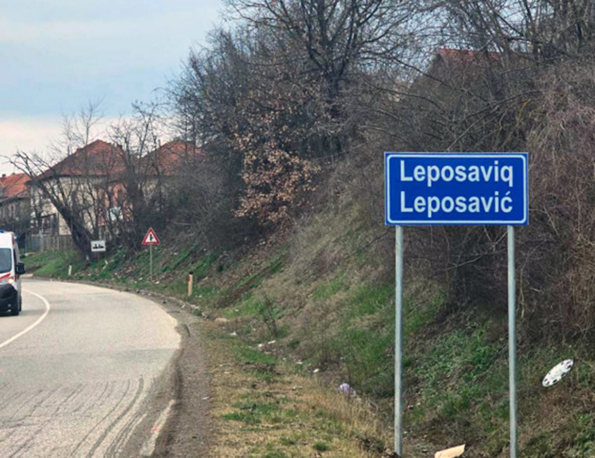 БЕОГРАД, 4. ФЕБРУАРА /СРНА/ - Знак са натписом на ћирилици Лепосавић уклоњен је данас на улазу у ту општину, а на његово мјесто постављена је двојезична табла на српском и албанском језику.