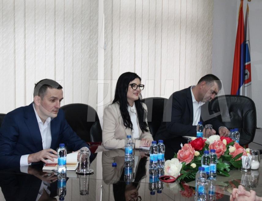 ЗВОРНИК, 4. ФЕБРУАРА /СРНА/ - Министар породице, омладине и спорта Републике Српске Ирена Игњатовић изјавила је да ће ресорно министарство у складу са могућностима пружити подршку граду Зворнику када је ријеч о програмима намијењеним незапосленим родитељима са четворо и више дјеце.