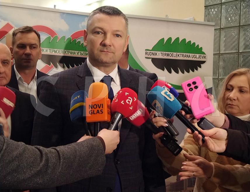 УГЉЕВИК, 4. ФЕБРУАРА /СРНА/ - Директор Рудника и Термоелектране /РиТЕ/ "Угљевик" Жарко Новаковић рекао је да су на састанку у Угљевику за рјешавање свих проблема грађана приликом напредовања рударских радова на површинском копу "Исток један" и "Исток два" задужена одређена лица за рјешавање свега спорног и дефинисани рокови.