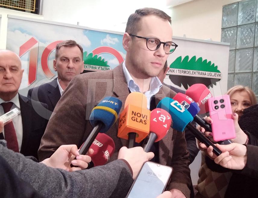 УГЉЕВИК, 4. ФЕБРУАРА /СРНА/ - Директор "Електро-Бијељине" Бојан Савић оцијенио је да је састанак у предузећу Рудник и Термоелектрана /РиТЕ/ "Угљевик" о рјешавању инфраструктурних проблема био изузетно конструктиван и исцрпан, те да ће предузеће на чијем је челу максимално помоћи у рјешавању проблема.