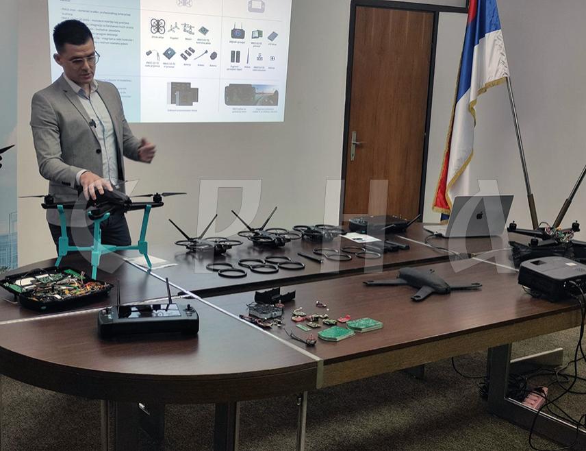 БАЊАЛУКА, 4. ФЕБРУАРА/СРНА/ - Стартап пројекат Научно-технолошког парка - беспилотни системи /дронови/ "РМУС Балканс", чији је циљ заснивање производње ових савремених технологија у Српској, представљен је данас у Бањалуци.