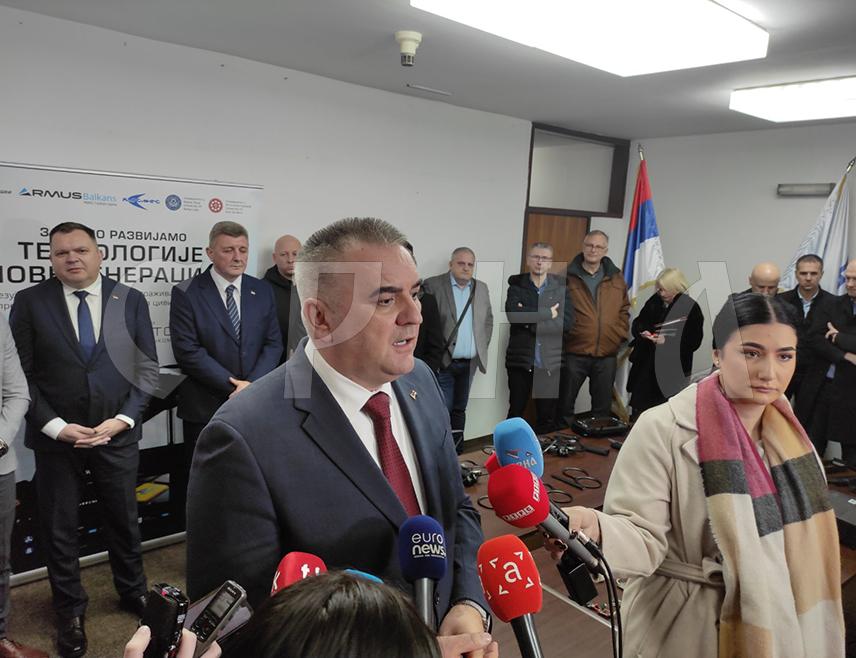 БАЊАЛУКА, 4. ФЕБРУАРА /СРНА/ - Премијер Републике Српске Саво Минић изјавио је данас у Бањалуци да Српска не блокира усвајање буџета институција БиХ за ову годину.