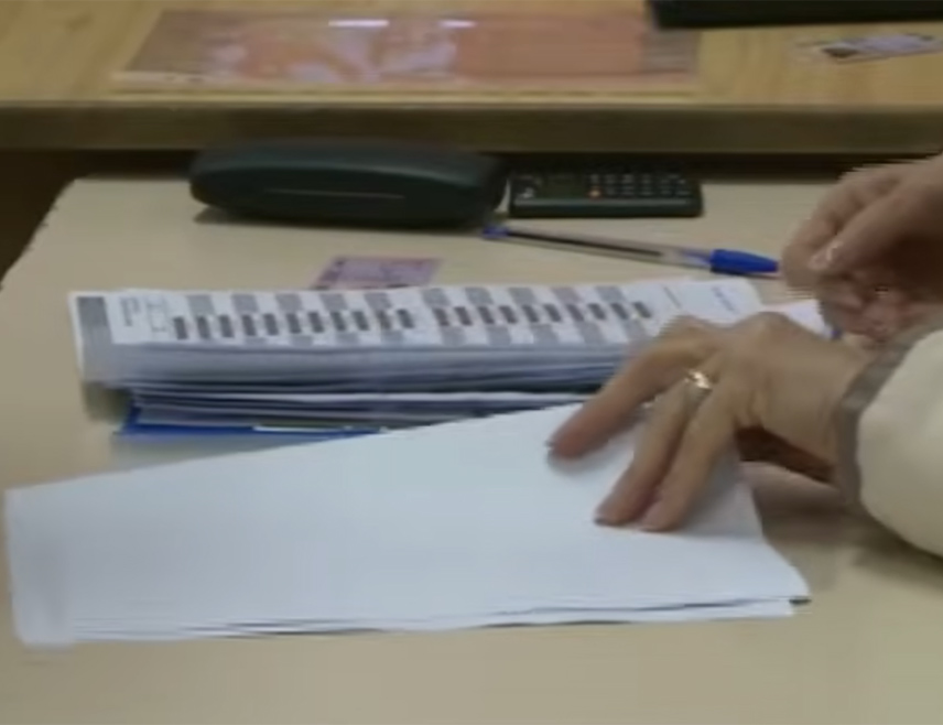 САРАЈЕВО, 4. ФЕБРУАРА /СРНА/ - Поновљени пријевремени избори за предсједника Републике Српске биће одржани у недјељу, 8. фебруара, на 136 бирачких мјеста у 17 изборних јединица, а право гласа има укупно 84.474 бирача, саопштено је из Централне изборне комисије /ЦИК/ БиХ.