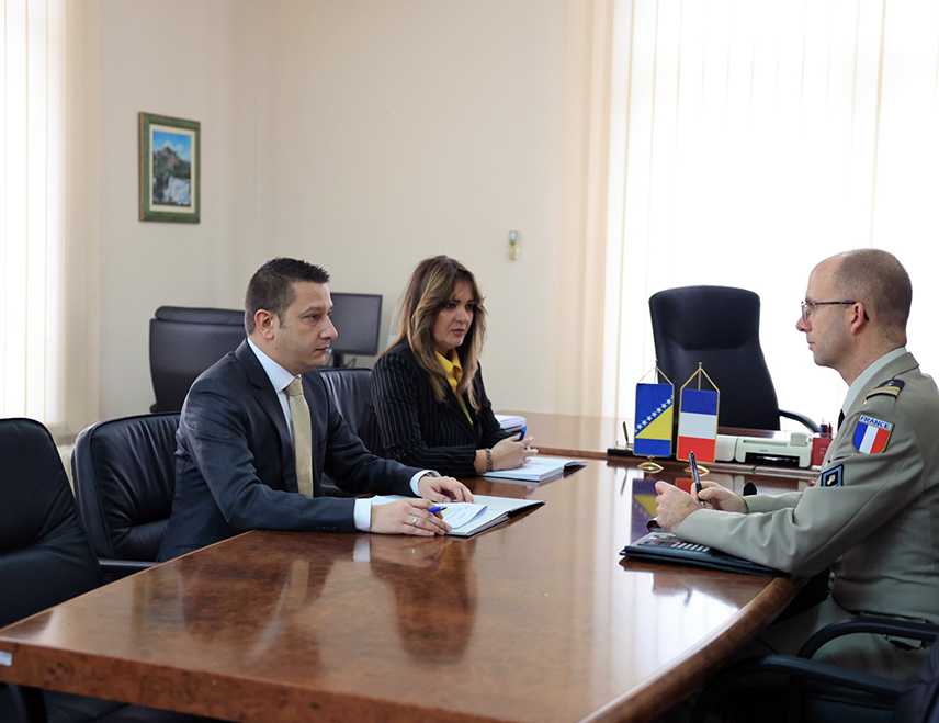 САРАЈЕВО, 4. ФЕБРУАРА /СРНА/ - Замјеник министра одбране у Савјету министара Александар Гогановић изјавио је Срни да вишедеценијско савезништво српског и француског народа представља темељ за додатно јачање односа и сарадње.