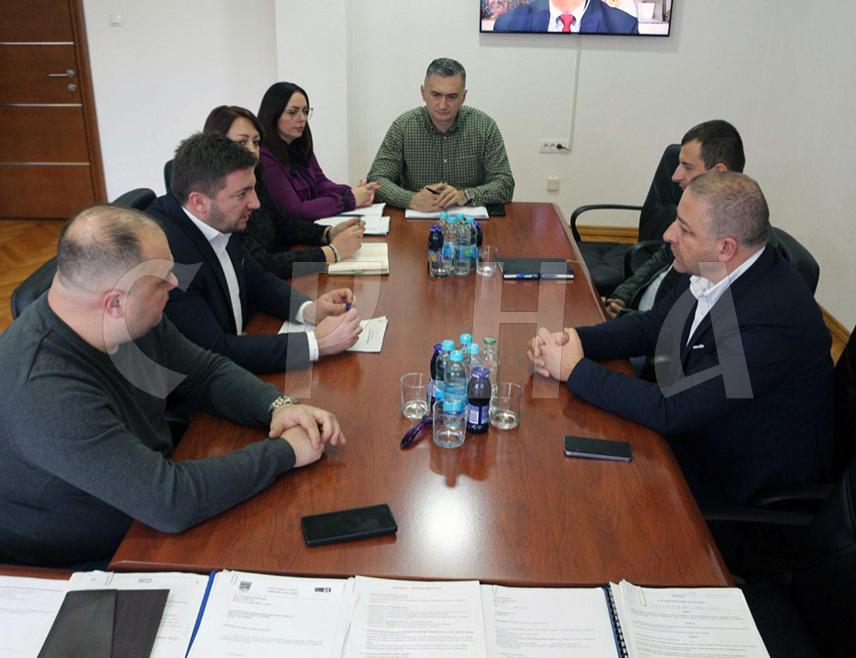 РОГАТИЦА, 4. ФЕБРУАРА /СРНА/ - Начелник општине Рогатица Нинослав Прелић и в.д. директора "Путева Републике Српске" Мирослав Јанковић потписали су споразум о изградњи треће саобраћајне траке на дионици магистралног пута Подроманија-Рогатица, у мјесту Ковањ.