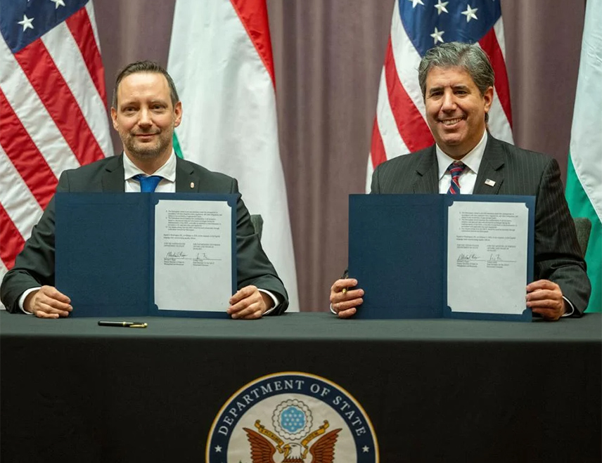 ВАШИНГТОН, 4. ФЕБРУАРА /СРНА/ - Сједињене Државе и Мађарска потписале су меморандум о разумијевању да би подржале хришћане и вјернике који се суочавају са прогоном, посебно на Блиском истоку и у подсахарској Африци, саопштено је из Стејт департмента.