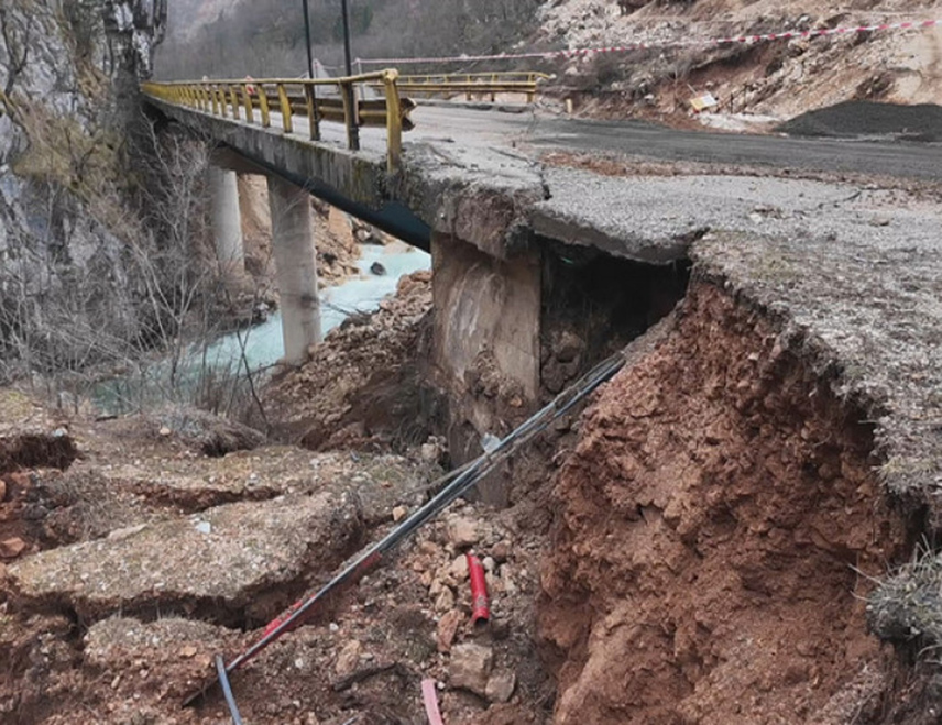 БАЊАЛУКА, 5. ФЕБРУАРА /СРНА/ - Забрањен је саобраћај за сва возила преко моста на магистралном путу Добро Поље - Миљевина, саопштено је из Ауто-мото савеза /АМС/ Републике Српске.