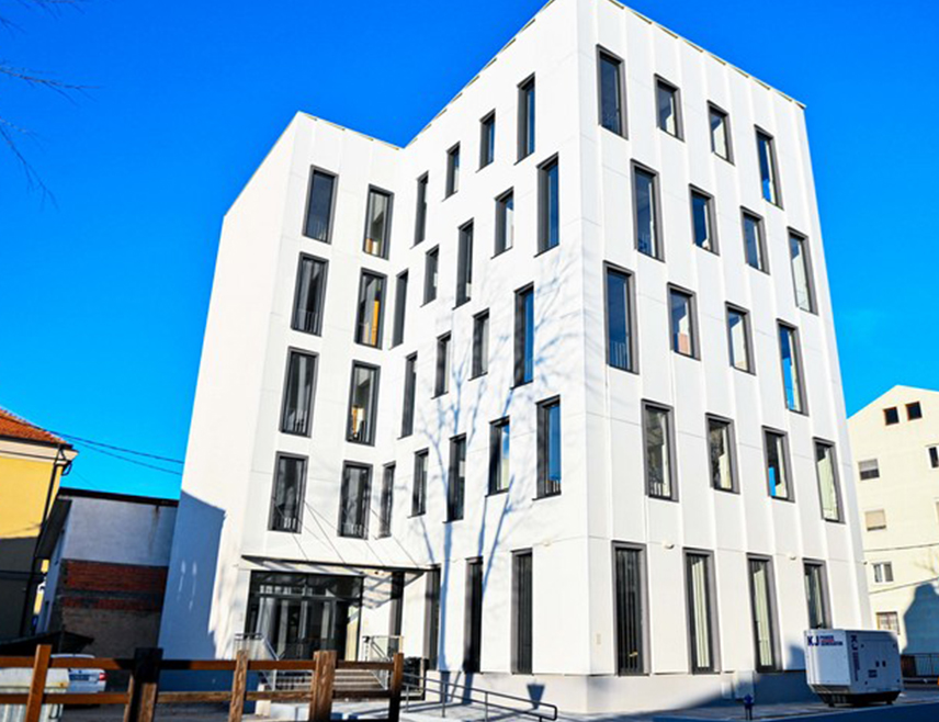 БИЈЕЉИНА, 5. ФЕБРУАРА /СРНА/ - Окружном јавном тужилаштву у Бијељини није достављен извјештај о почињеном кривичном дјелу, нити неко лице тренутно има статус осумњиченог због проналаска веће количине конопље на подручју града, а тужилац је наложио предузимање даљих мјера ради утврђивања свих чињеница, саопштено је из ове правосудне институције.